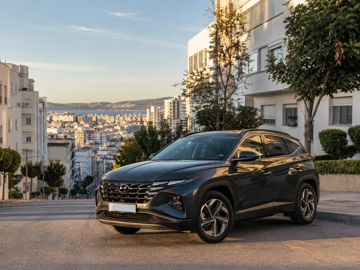 Hyundai Tucson de location dans un environnement urbain de Tanger