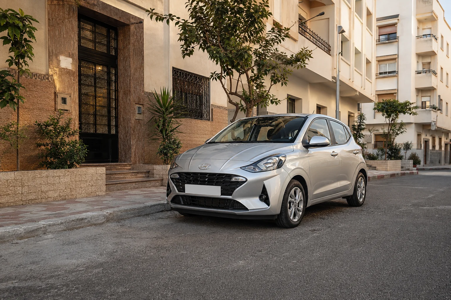 Hyundai i10 de location dans une rue résidentielle de Tanger