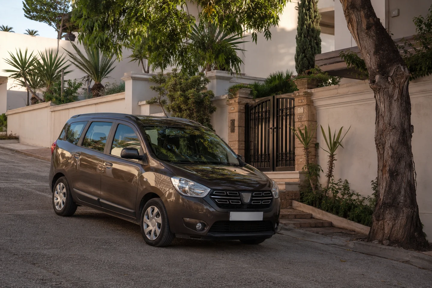 Voiture de location FOURM CAR livrée devant une résidence à Jebel Kebir à Tanger