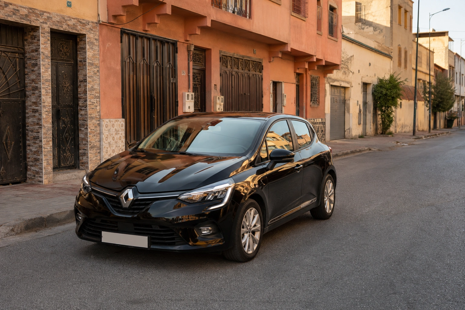 Renault Clio 5 de location dans une rue de Souani à Tanger