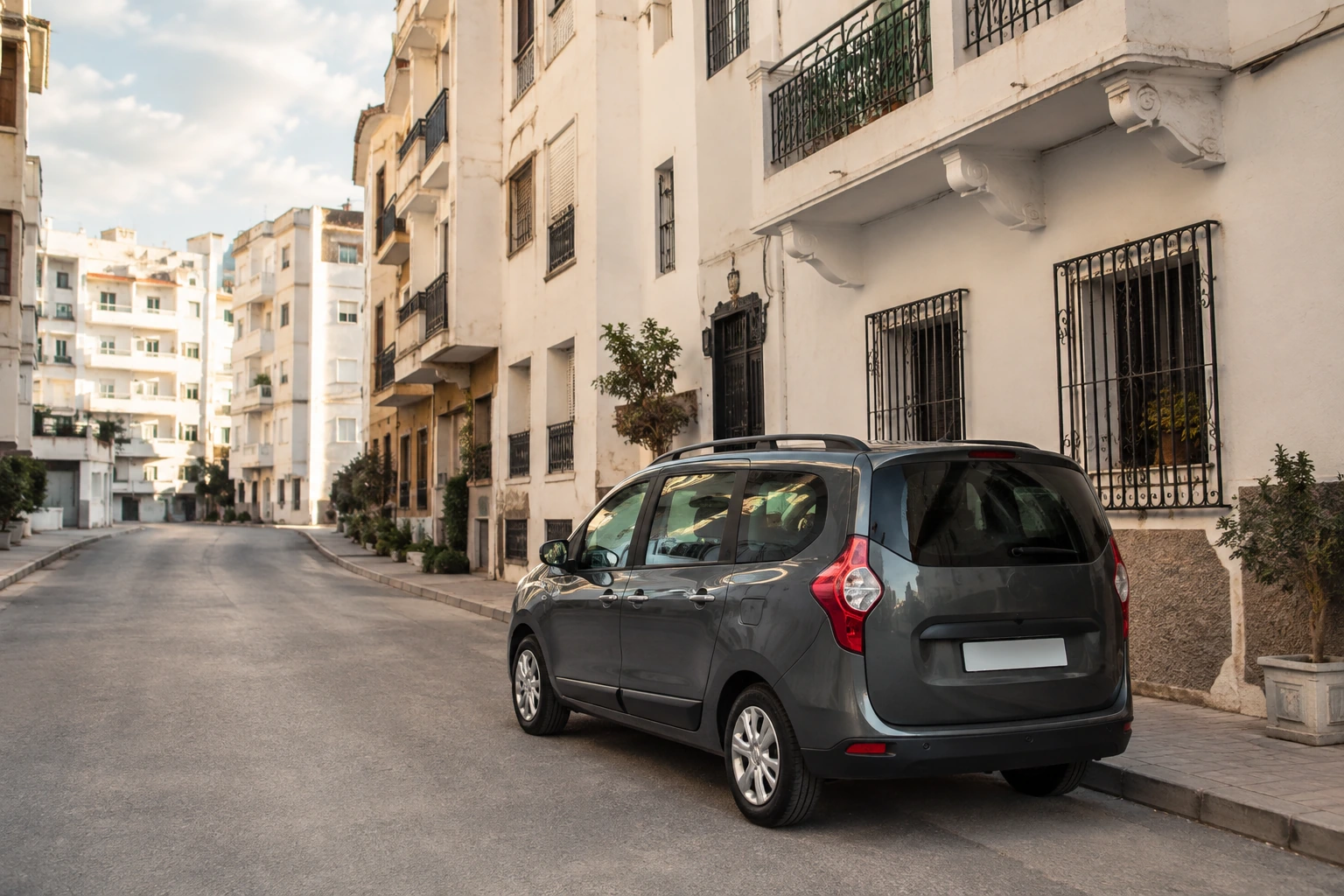 Voiture de location dans un secteur résidentiel de Doukka à Tanger