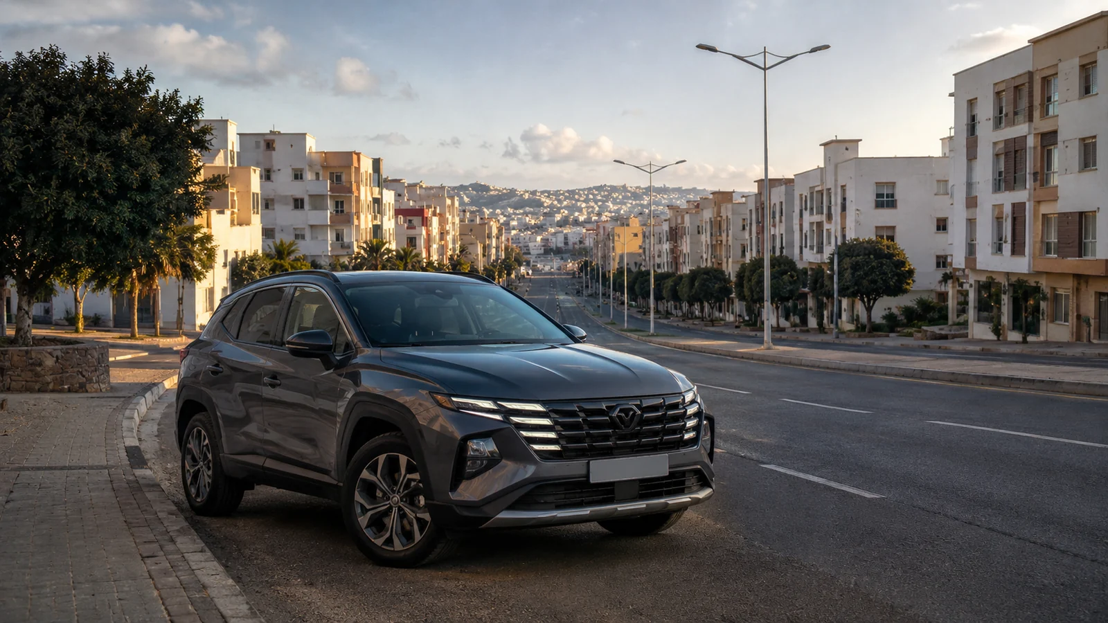 SUV de location sur un axe urbain de Tanger depuis le secteur Aouama