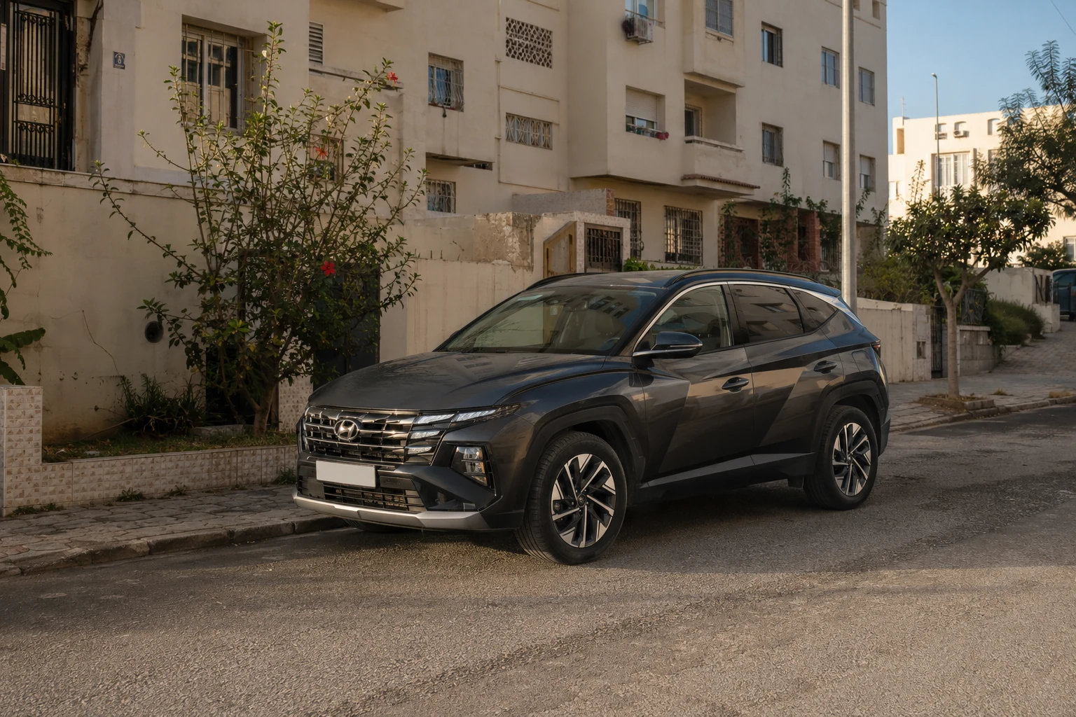 Hyundai Tucson de location à Tanger dans un environnement résidentiel de Béni Makada