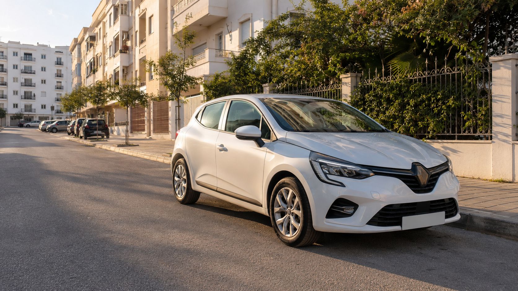 Renault Clio 5 de location dans une rue résidentielle de Branes à Tanger