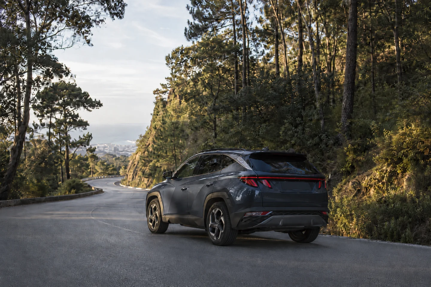 Hyundai Tucson de location sur une route verdoyante entre Jebel Kebir et Rmilat à Tanger
