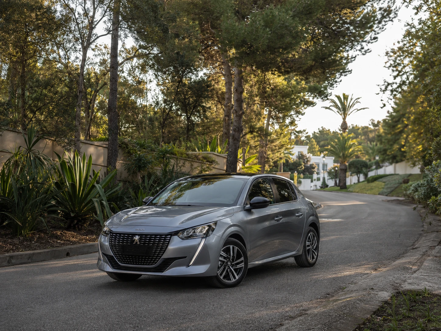 Peugeot 208 hybride de location dans le secteur de Boubana à Tanger