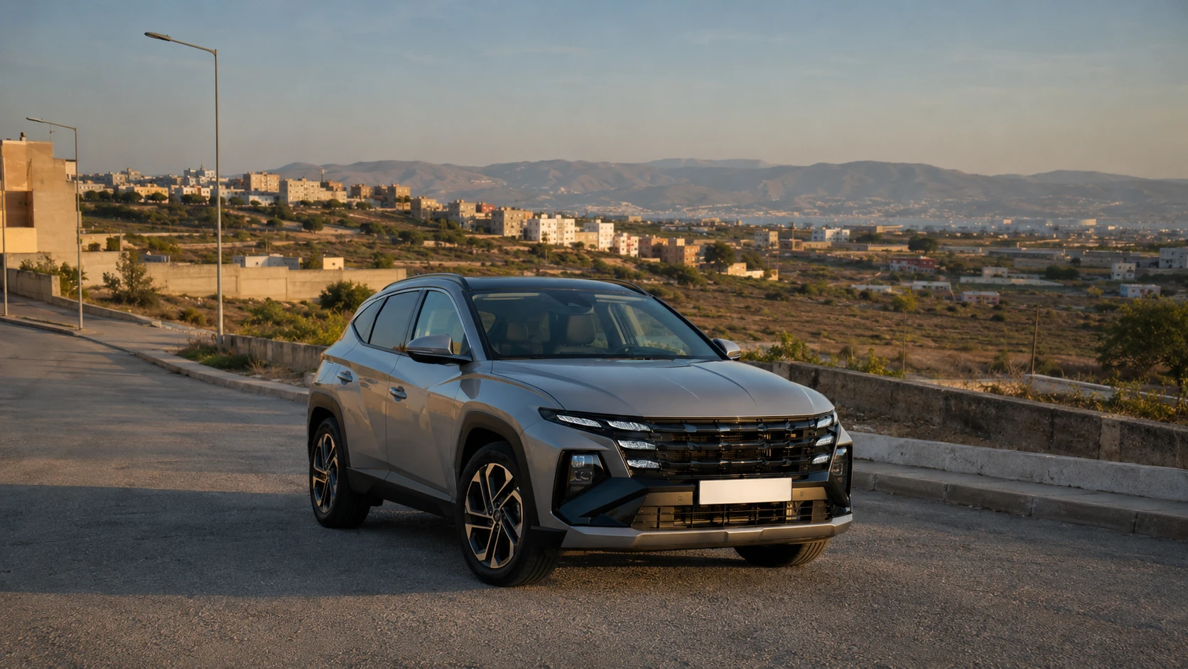SUV récent de location sur une route de Tanger dans le secteur de Mghayer