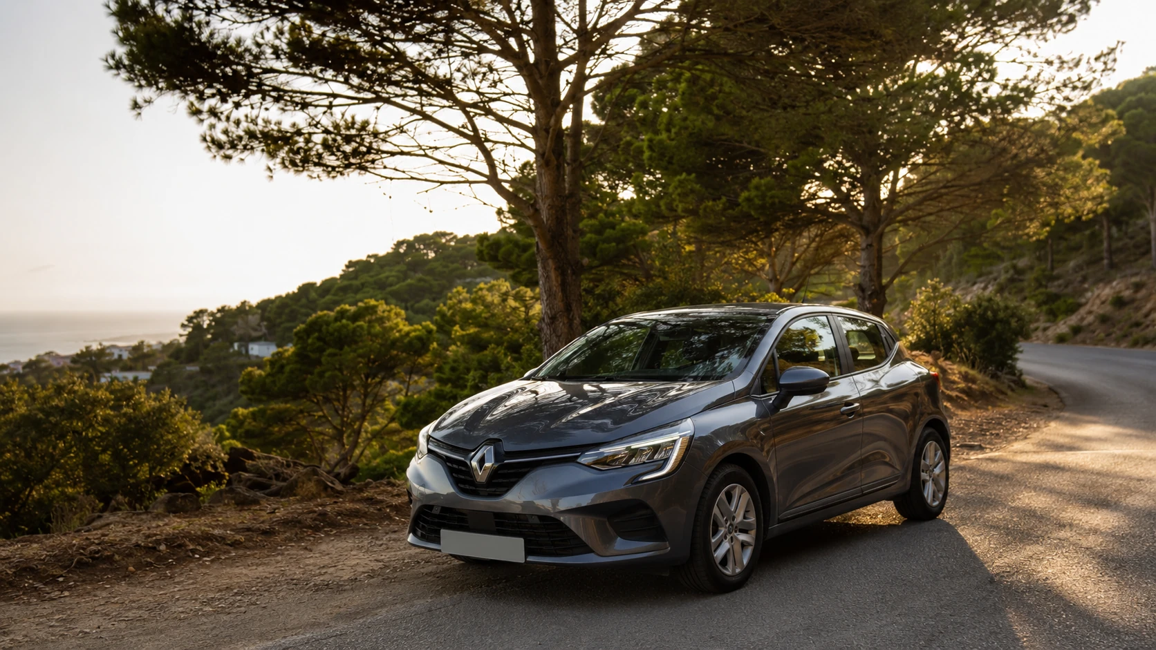 Renault Clio 5 de location sur une route verdoyante de Tanger