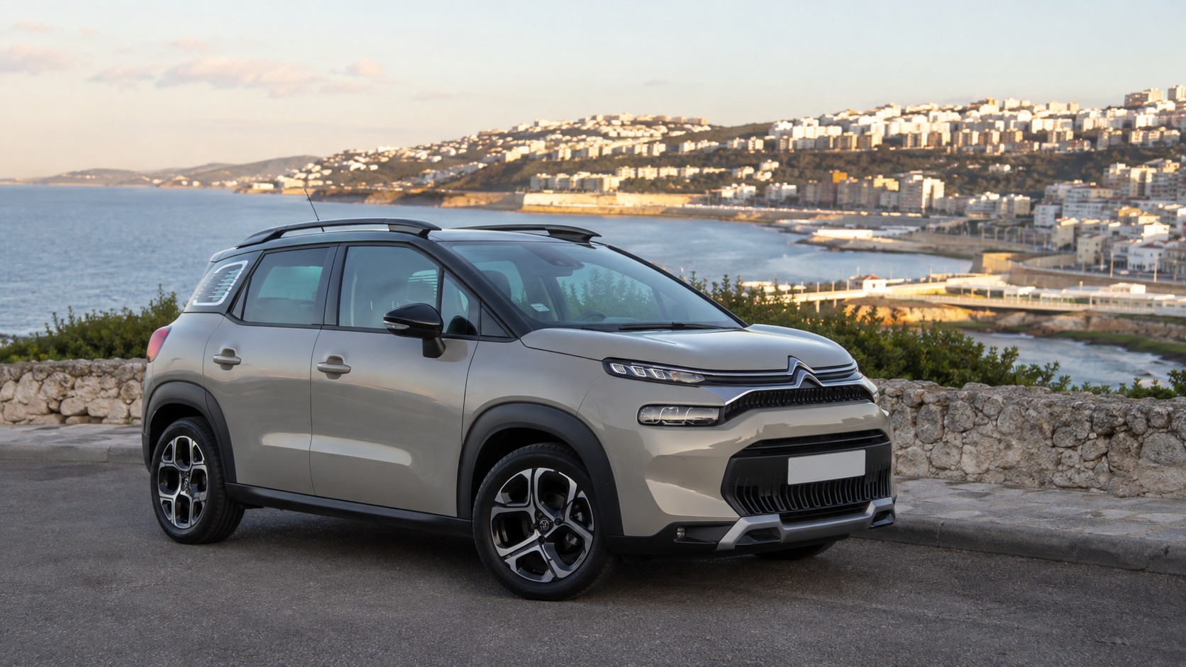 SUV de location à Tanger avec la baie en arrière-plan