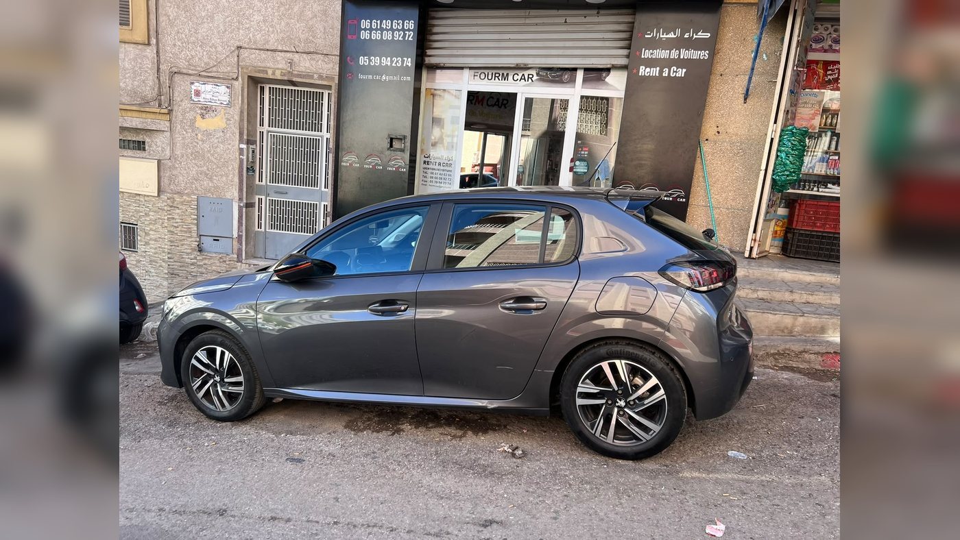 Peugeot 208 hybride automatique pour une location de voiture près de l’Avenue d’Espagne à Tanger avec FOURM CAR